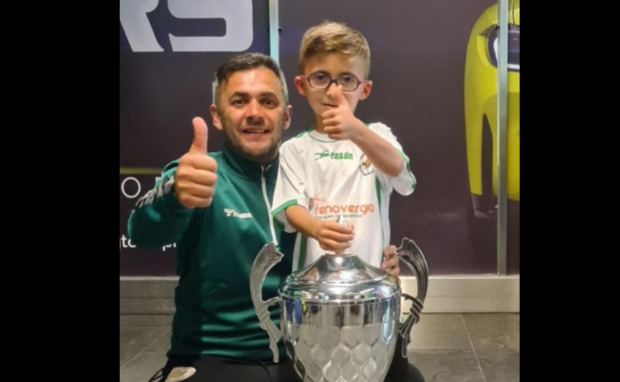 Alillo, con su hijo Aitor y la copa del Mundialito de clubes . 