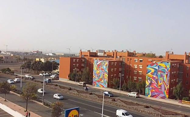 Vista general de la urbanización, con los dos murales pintados por Sabotaje al Montaje. 