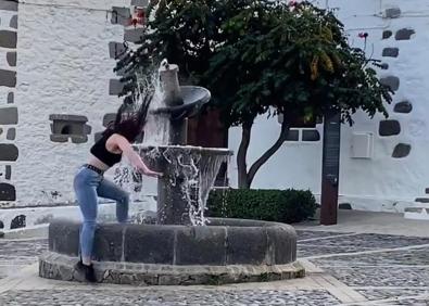 Imagen secundaria 1 - La Policía identifica a la joven que rompió la fuente histórica de en Telde