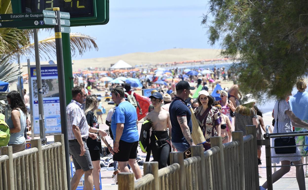 Aspecto del acceso a la playa de Maspalomas el pasado miércoles. El aumento de la movilididad hace preveer un repunte de los contagios. 
