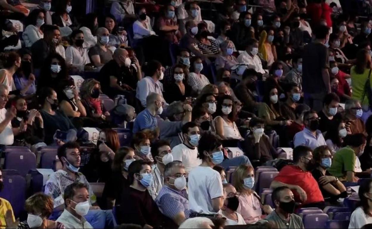 Encuesta: ¿Cree precipitado quitarse ya la mascarilla en interiores?