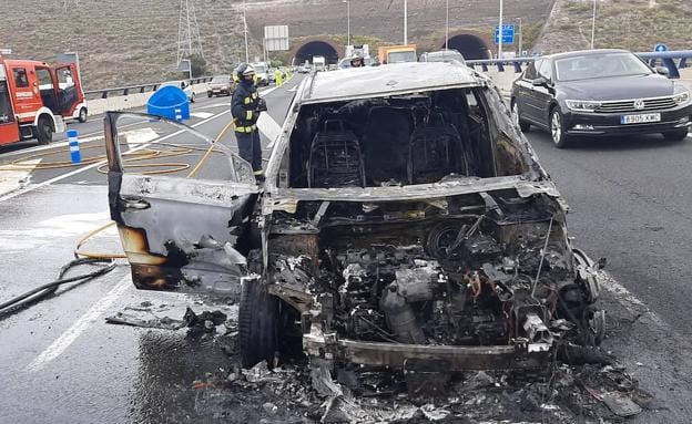 Imagen principal - Un vehículo se incendia en la GC-3 y provoca retenciones