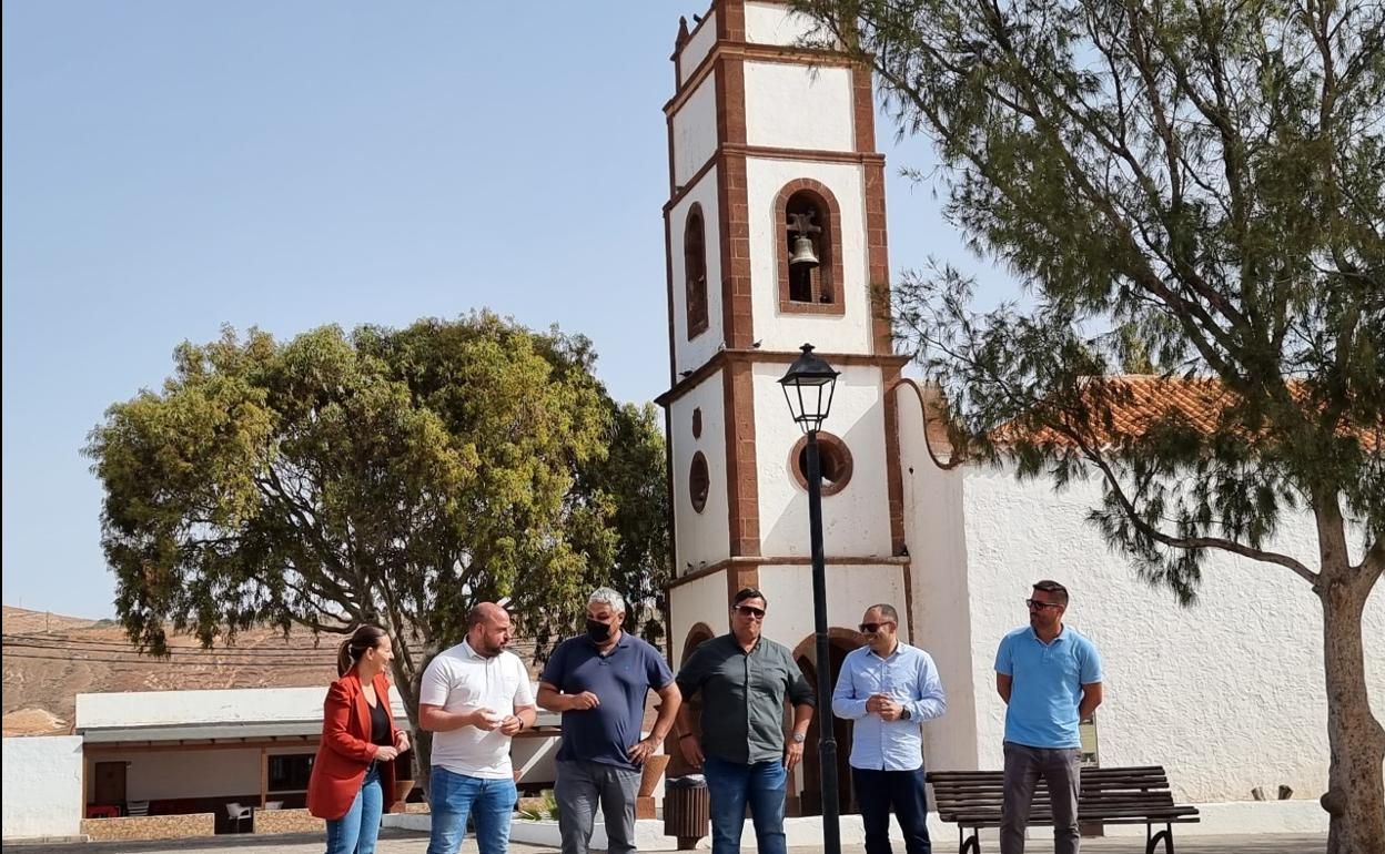 El alcalde Juan Jiménez, concejales y representantes de OPC, en la plaza de la iglesia de Tetir. 