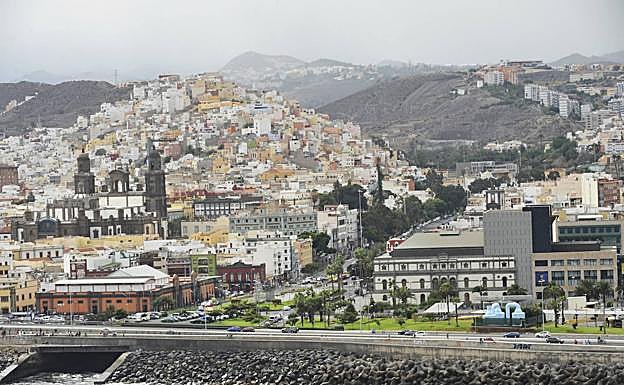 Vista parcial desde el mar de Vegueta, a la izquierda, y Triana, a la derecha del barranco Guiniguada. 