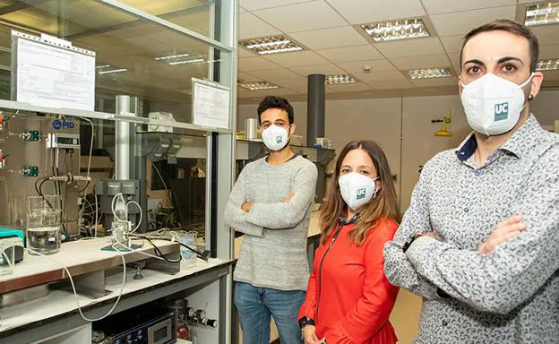 izquierda a derecha, Jonathan Albo; María Margallo e Iván Merino, investigadores de la UC participantes en el proyecto.