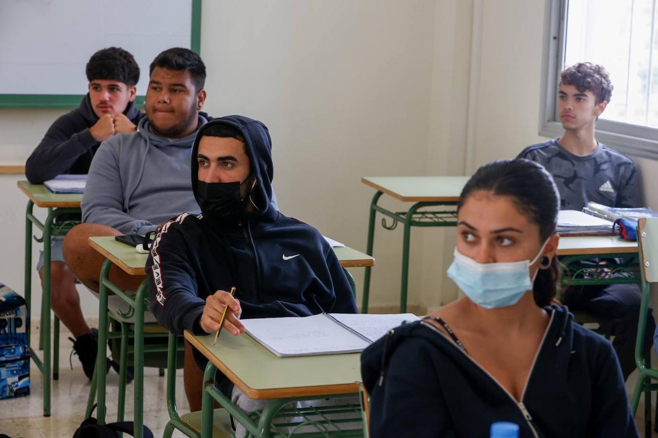 Fotos: No todos los alumnos se quitan las mascarillas en las aulas