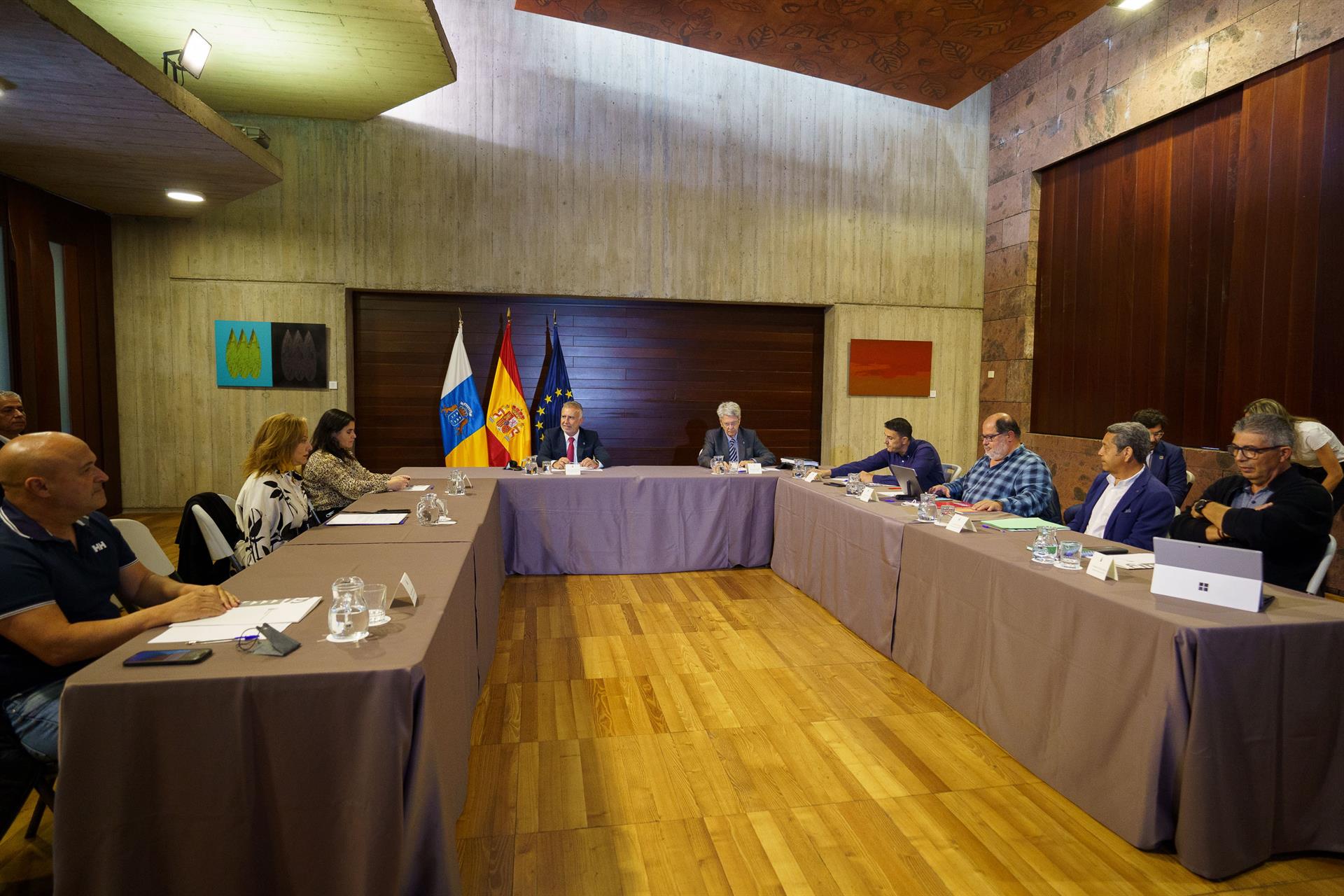 La mesa de negociación se constituyó ayer con la presencia del presidente Torres. 