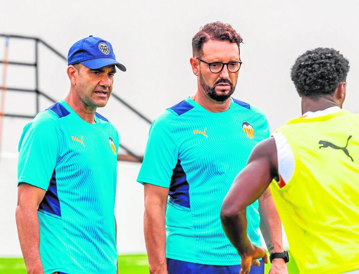 El grancanario Jesús Suárez, junto al entrenador José Bordalás, en la Ciudad Deportiva del Valencia CF . 