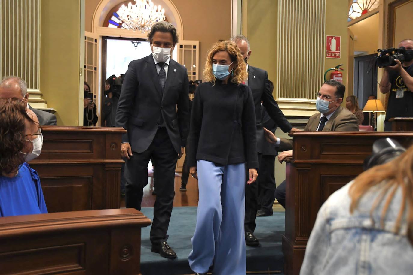 Imagen principal - Batet clama contra la crispación como arma para destruir adversario político