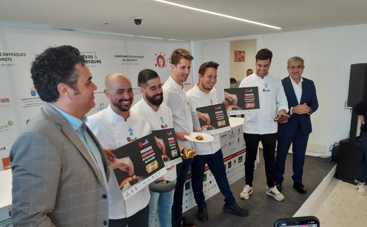Foto de familia de premiados, con algunas autoridades. 