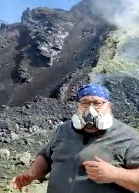 Imagen - Nemesio Pérez, al borde del cráter, en un vídeo difundido por Involcan. 