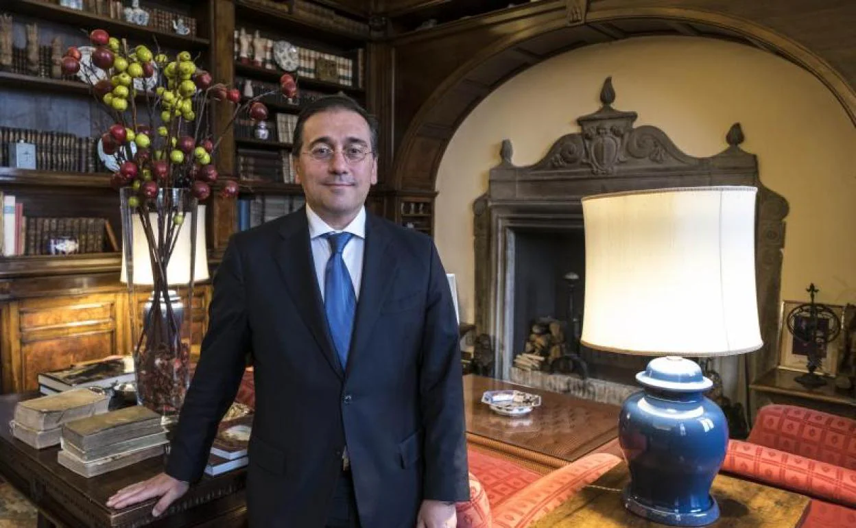 El ministro de Exteriores de España, José Manuel Albares, posa este viernes en la embajada de España en Roma.