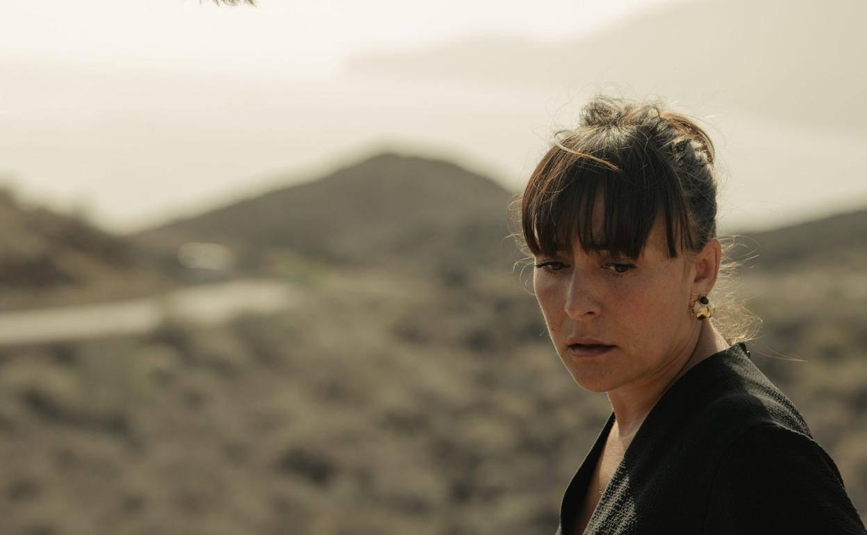 La actriz, Candela Peña interpretando a su personaje en la serie