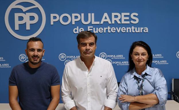 Ignacio Solana, Fernando Enseñat y Clara Peña, concejales del PP en Puerto del Rosario. 