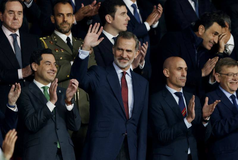 El rey Felipe VI saluda a los aficionados junto a los presidentes autonómicos de Andalucía y Valencia.