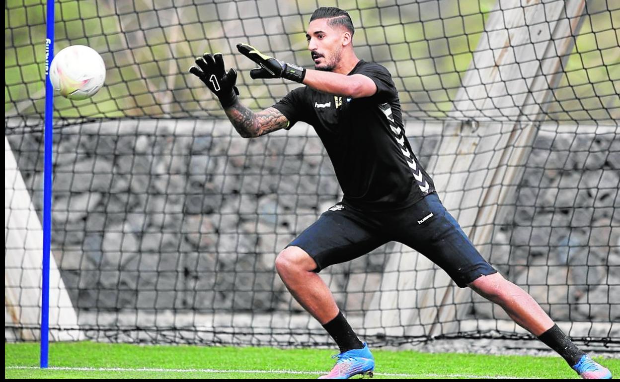 El portero Álvaro Valles, en un entrenamiento del equipo en la Ciudad Deportiva Barranco Seco. 