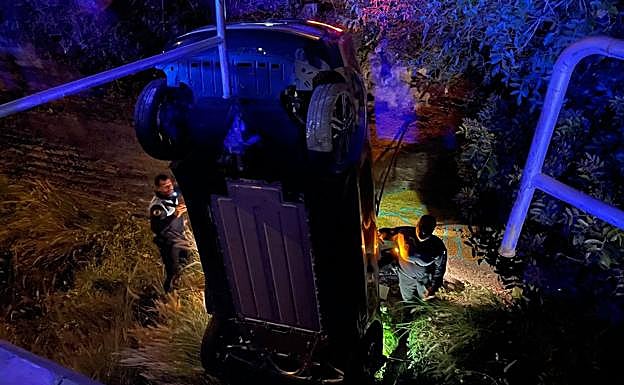 Se sale de la vía y cae por un barranquillo en Santa Cruz