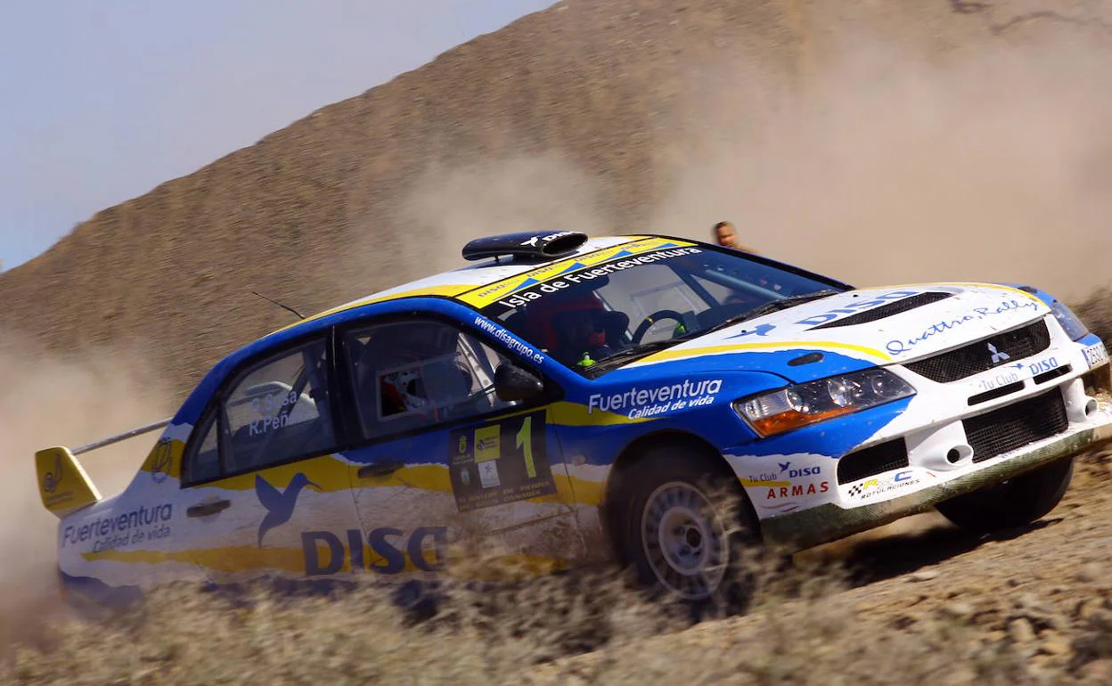 Foto de archivo de un coche participando en una edición del Rally Isla de los Volcanes. 