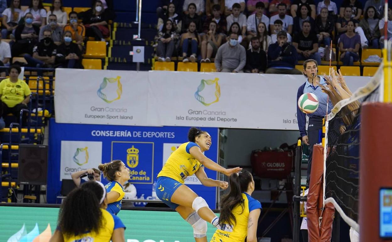 Acción ofensiva del Olímpico en el partido de este sábado. 