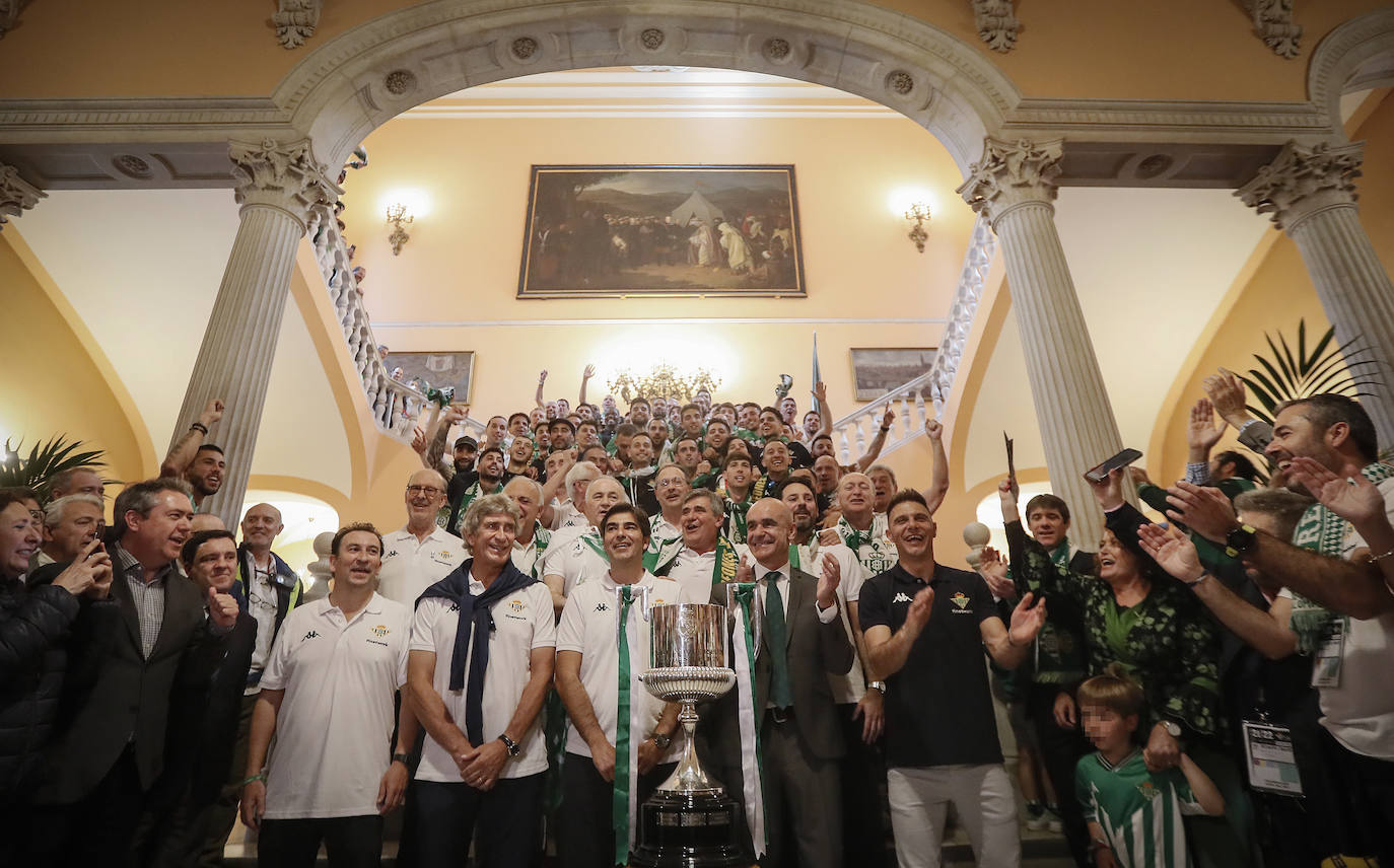 Jugadores y cuerpo técnico del Betis celebran en el ayuntamiento de Sevilla el título de campeones de Copa del Rey. 