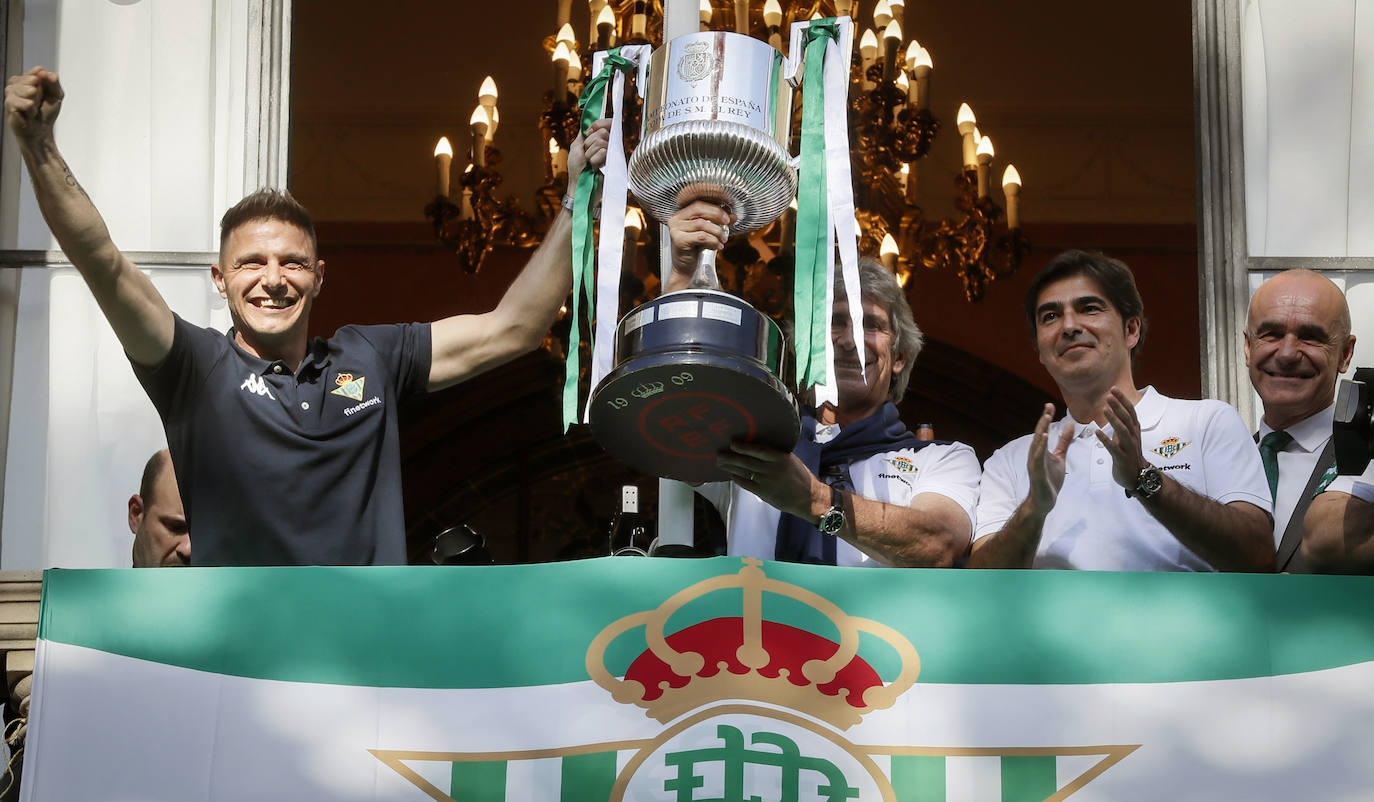 El capitan del Betis, Joaquín, el técnico chileno Manuel Pellegrini y el presidente Ángel Haro ofrecen desde el balcón del ayuntamiento de Sevilla el trofeo conseguido en la final de la Copa del Rey disputada el sábado frente al Valencia.