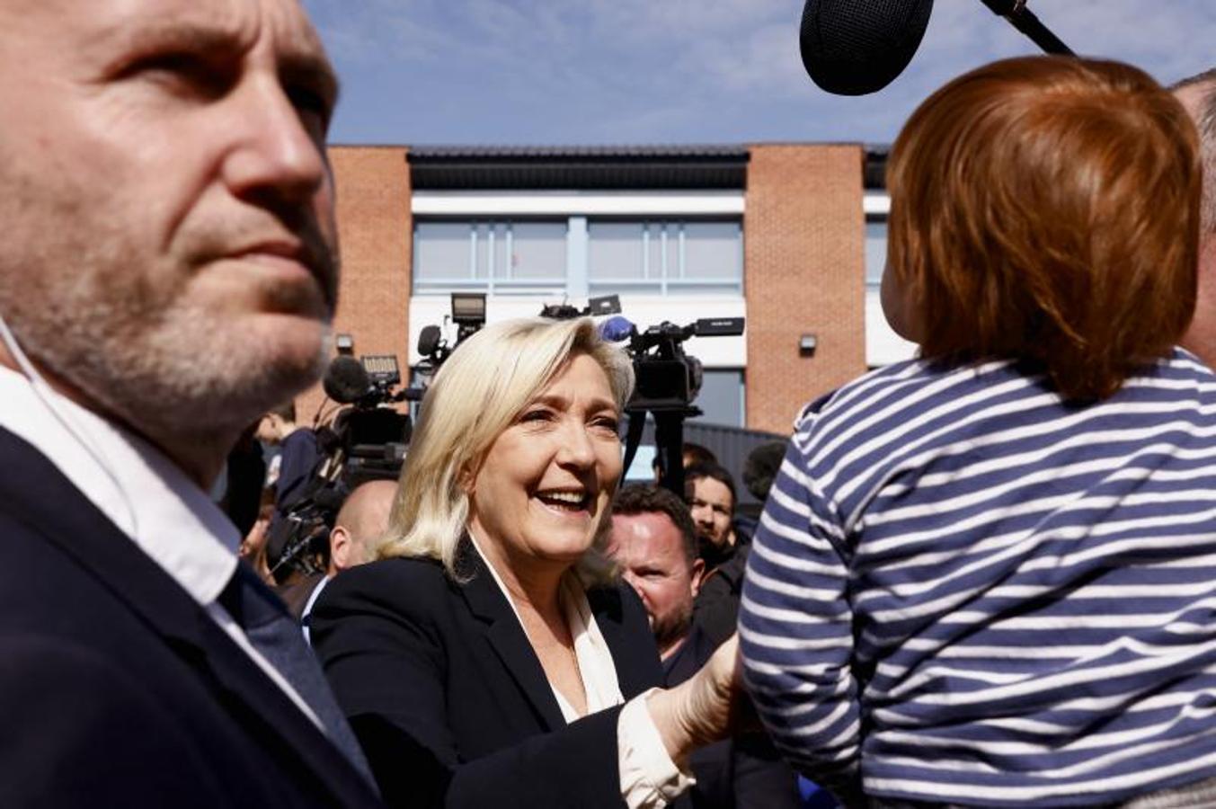 Le Pen saluda a sus seguidores. 