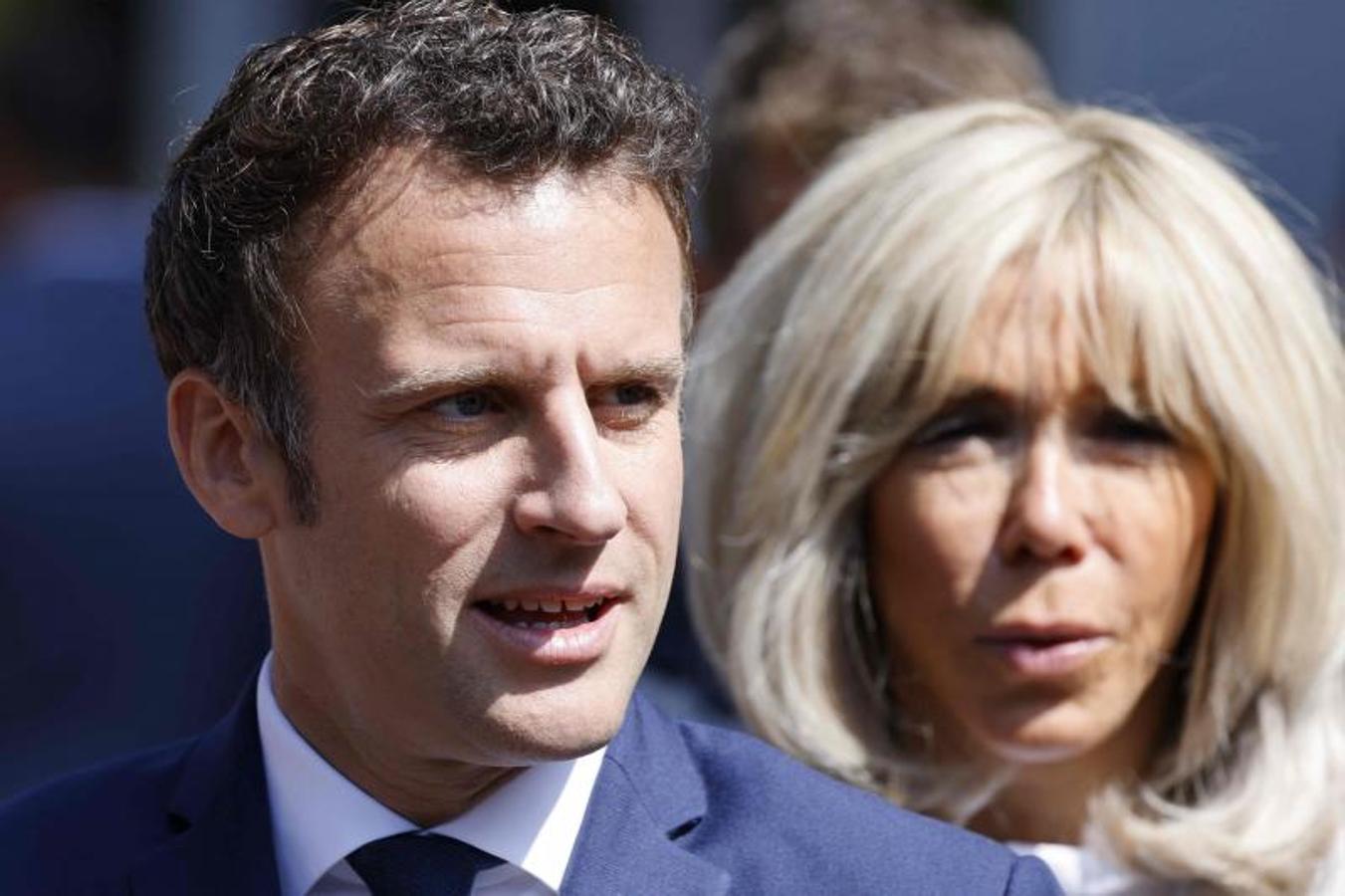Enmanuel Macron y su esposa Brigitte, tras insertar las papeletas en las urnas. 