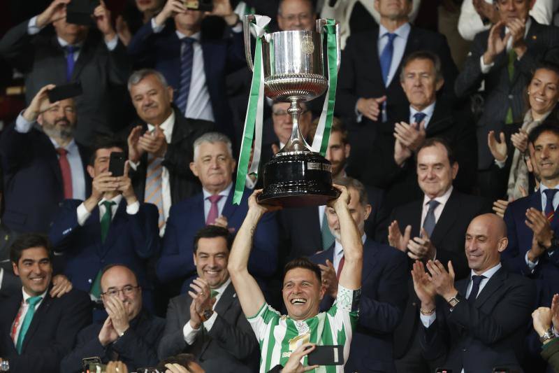 Joaquín, con el trofeo en mano, lidera la celebración Bética por el tercer título de Copa. 