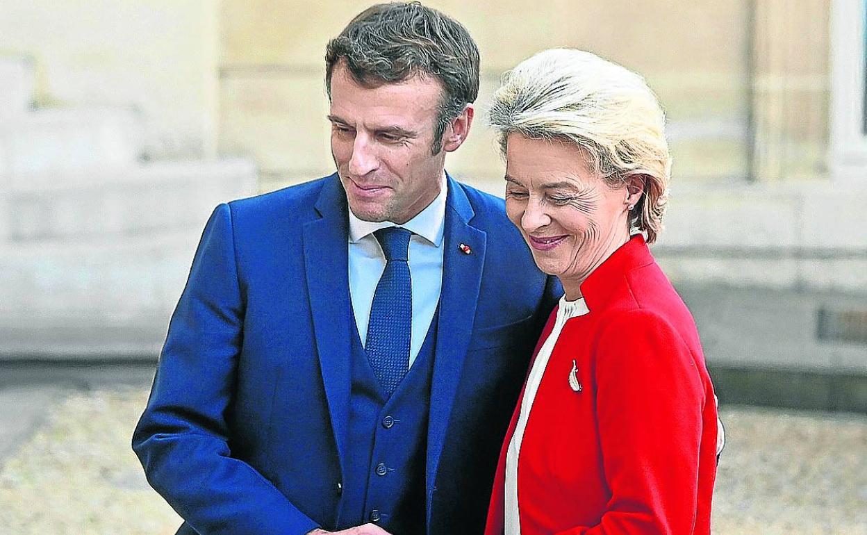 El mandatario francés, Emmanuel Macron, y la presidenta de la Comisión Europea, Ursula von der Leyen. 