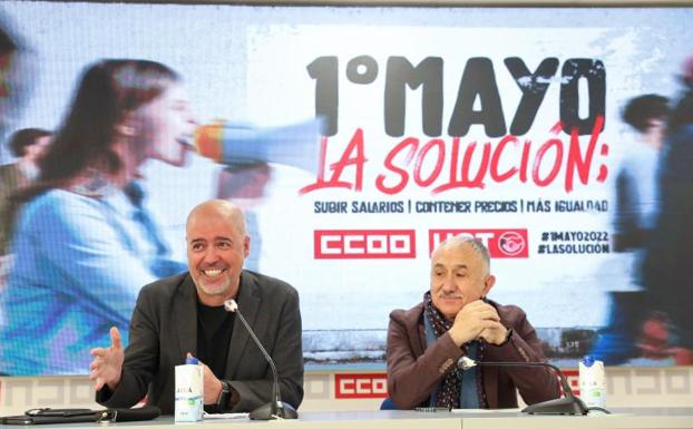 Los secretarios generales de CC OO y UGT, Unai Sordo (i) y Pepe Álvarez (d), durante la rueda de prensa. 