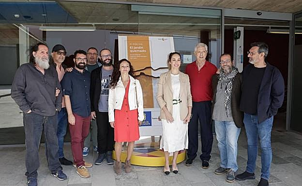 Miguel Ángel Maciel, Guacimara Medina, Rafael Rodríguez y Nuhr Jojo junto al resto del elenco en la presentación de la obra. 