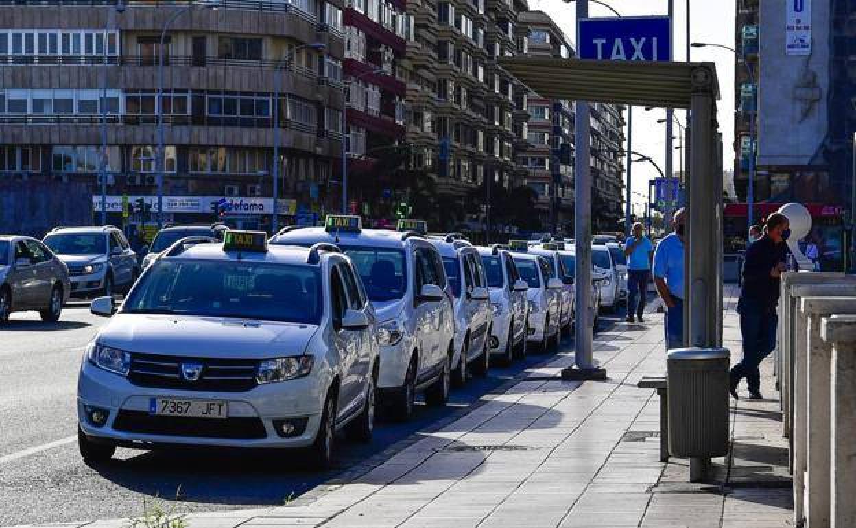 Imagen de archivo de una parada de taxis en Las Palmas de Gran Canaria. 