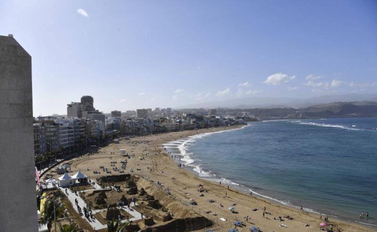 Imagen de archivo de un día soleado en la playa de Las Canteras. 