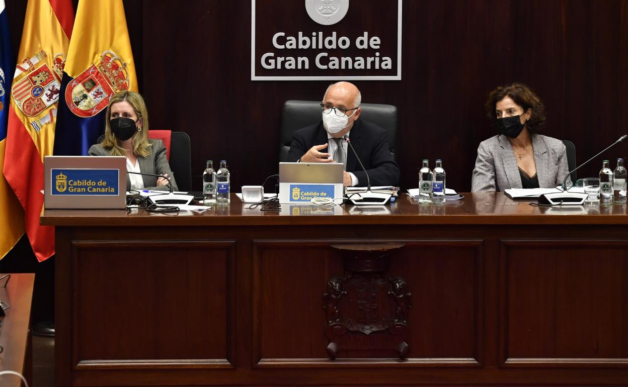 El Interventor no pudo sentarse a la derecha del presidente del Cabildo en el pleno. 