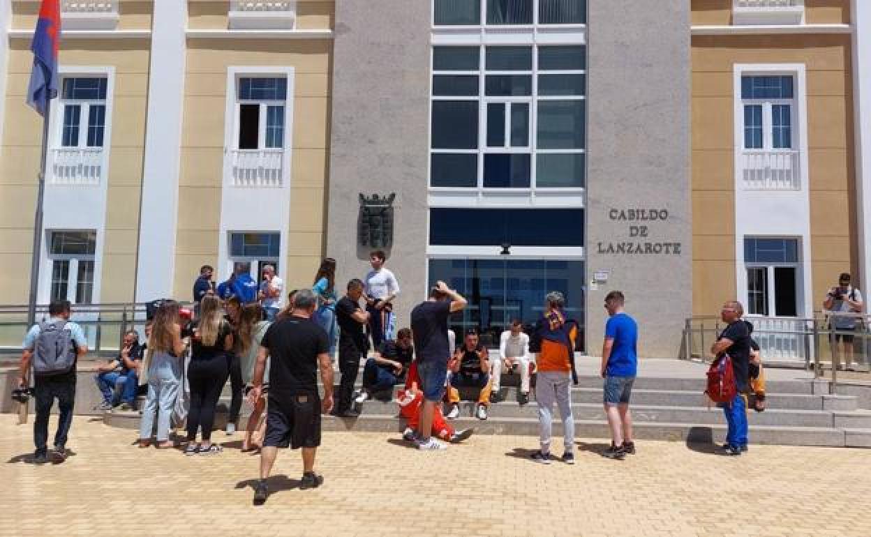 Los pilotos, este jueves, en las puertas del Cabildo de Lanzarote, a la espera de noticias. 