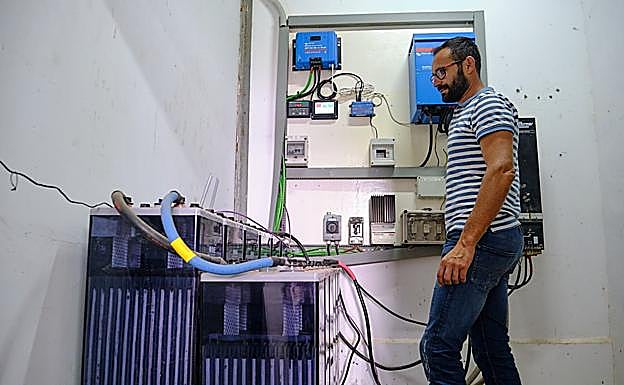 Morales, con las baterías donde se almacena la energía producida por el molino, además de la procedente de las placas fotovoltaicas. 
