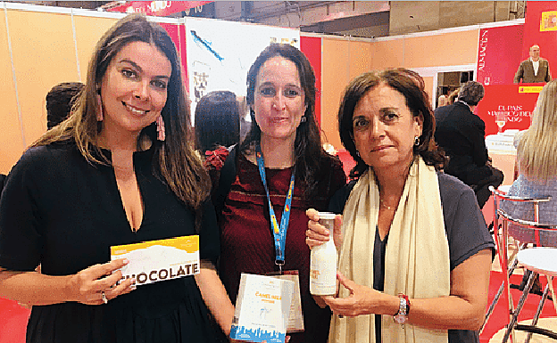 Guacimara Cabrera, con una tableta de chocolate elaborado con leche de camella en las manos. 