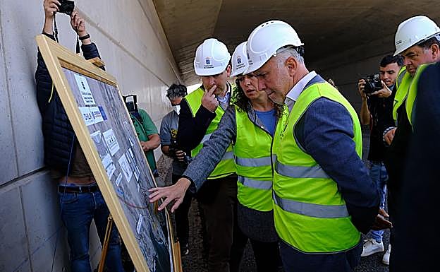 Angel Víctor Torres oye las explicaciones de Noelia Sosa, ingeniera jefa de la autovía. 
