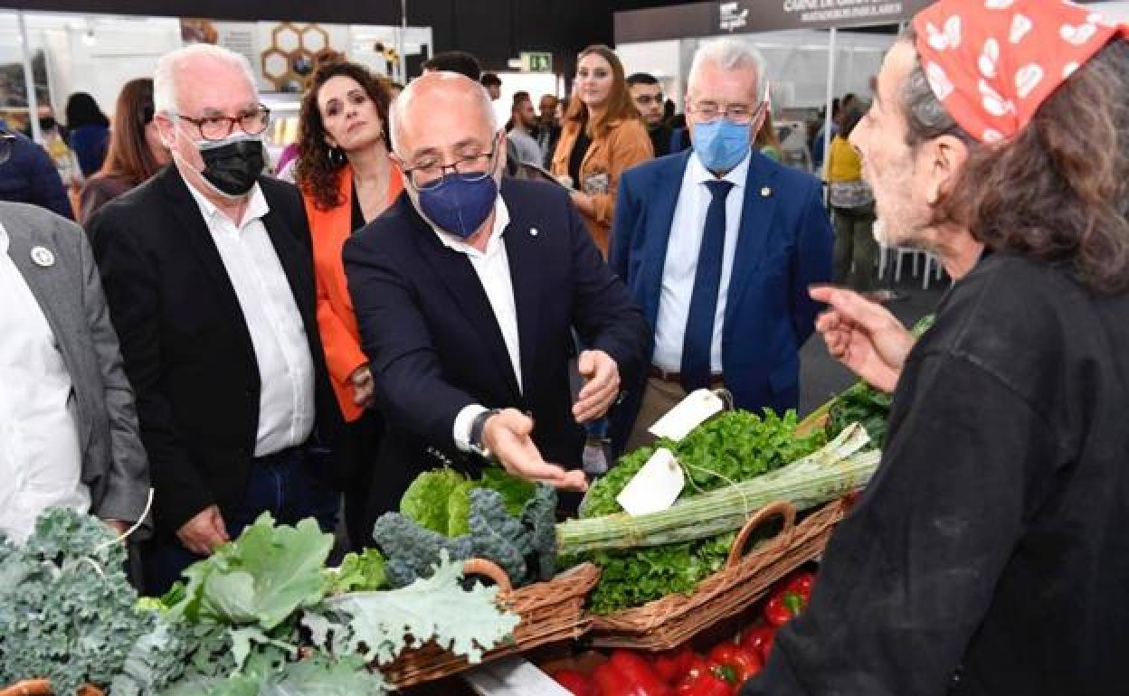 El presidente del Cabildo, Antonio Morales, ante un pueseto de venta de verduras. 