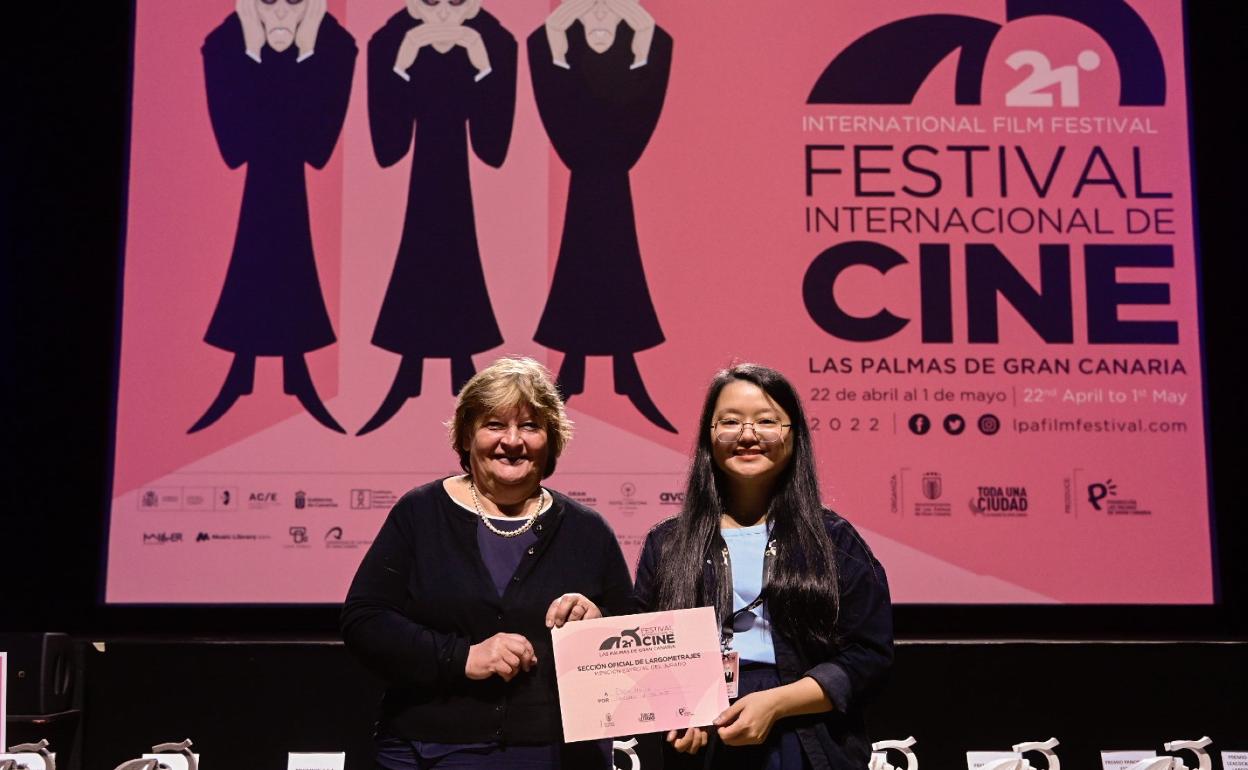 La cineasta vietnamita recibe su Mención Especial por el documental 'Children of the Mist', de manos de Tina Lokk, en Miller. 