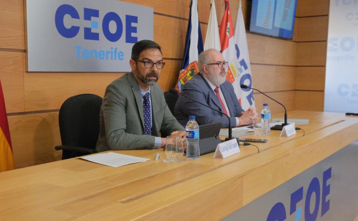 El economista de la CEOE, José Miguel González (izq.), y su presidente, Pedro Alfonso, ayer. 