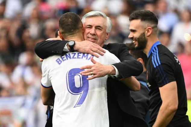 Ancelotti abraza a Benzema.