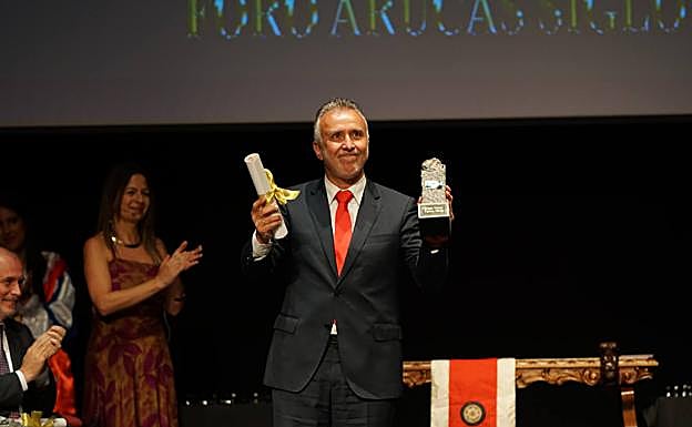 Ángel Víctor Torres recibiendo el galardón. 