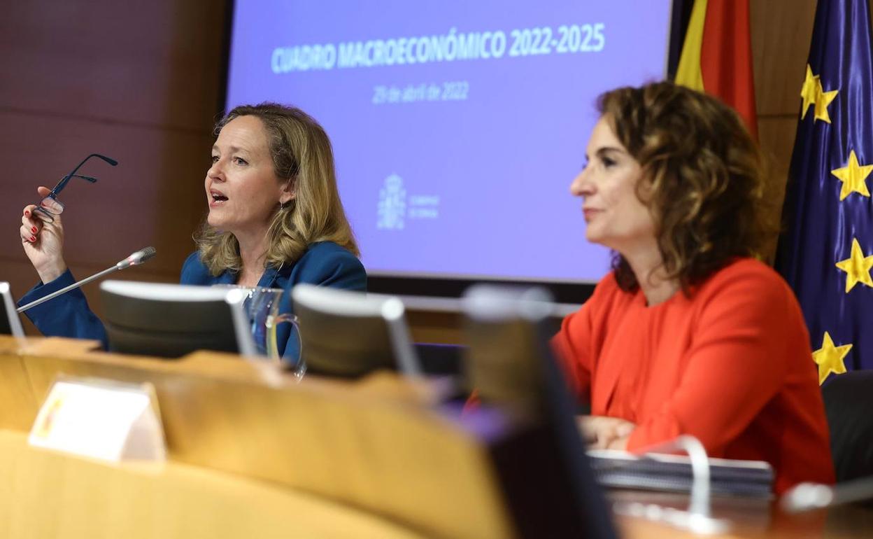Las ministras de Economía y de Hacienda, Nadia Calviño y María Jesús Montero. 