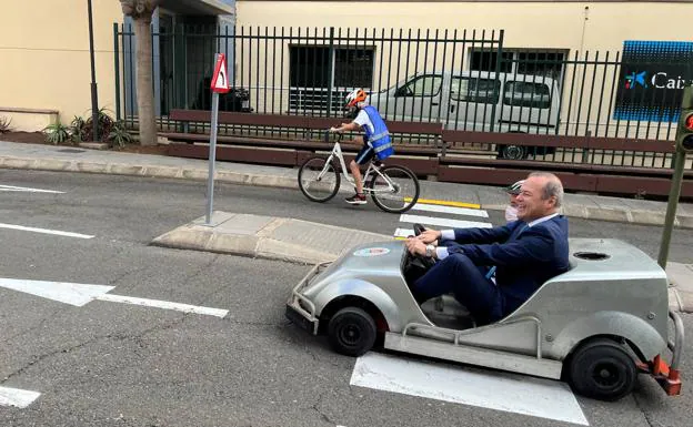 El alcalde, Augusto Hidalgo, conduce un kart con la alumna Ariadna Rodríguez, del colegio Gutiérrez Rubalcava. 