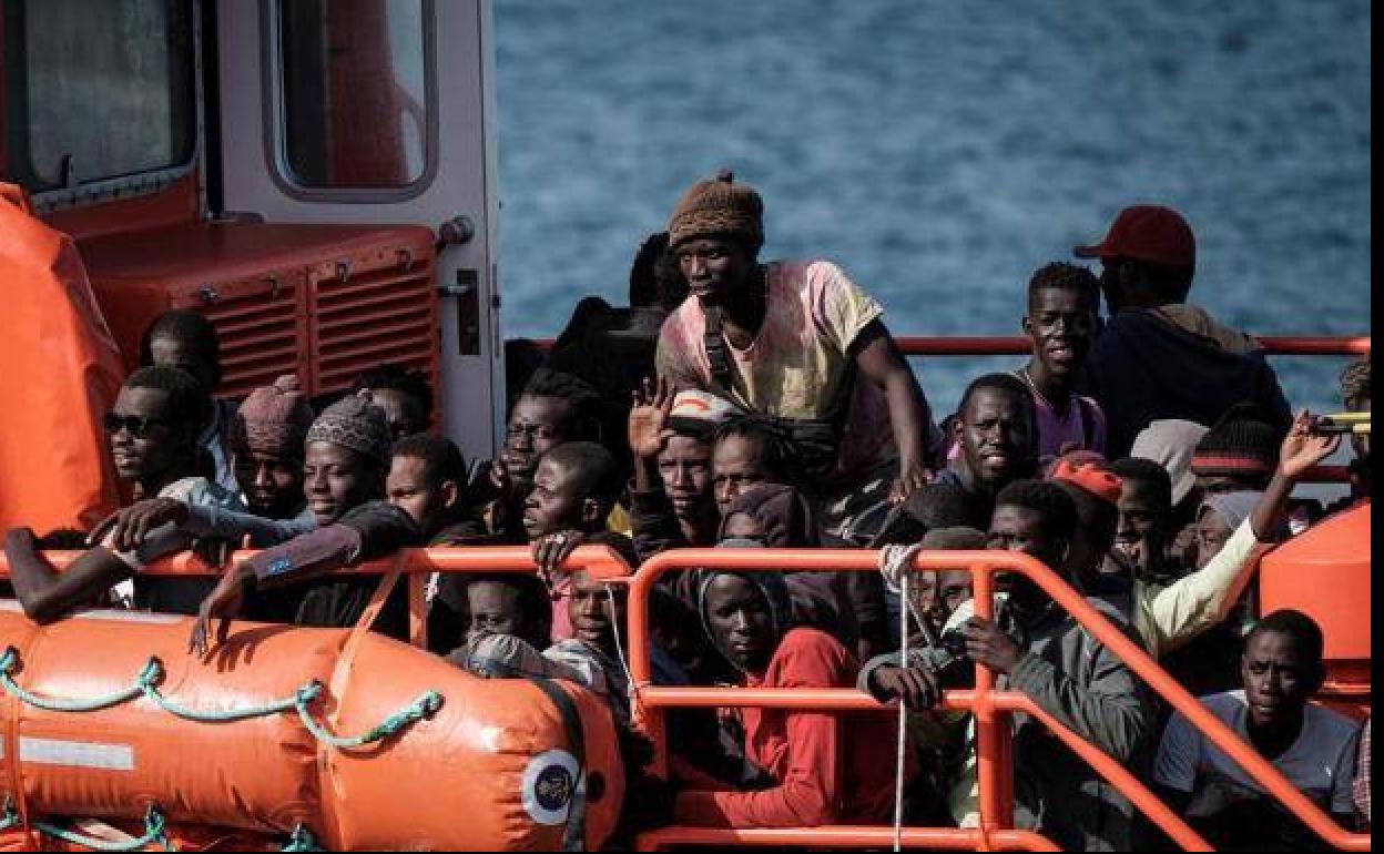 Inmigrantes que viajaban en patera rescatados por Salvamento Marítimo, en imagen de archivo. 