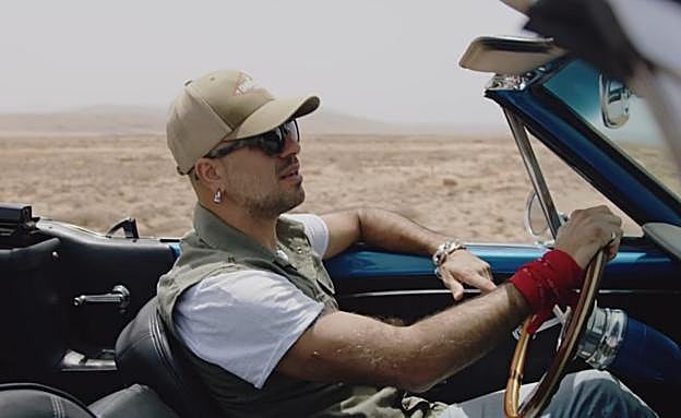 Iván Torres, vocalista, en el vídeoclip. 