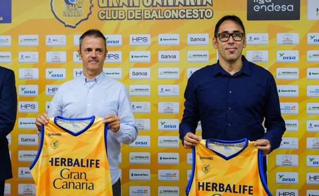 Porfi Fisac -izquierda- y Willy Villar posan con la camiseta del Club Baloncesto Gran Canaria en su presentación en el verano de 2020. 