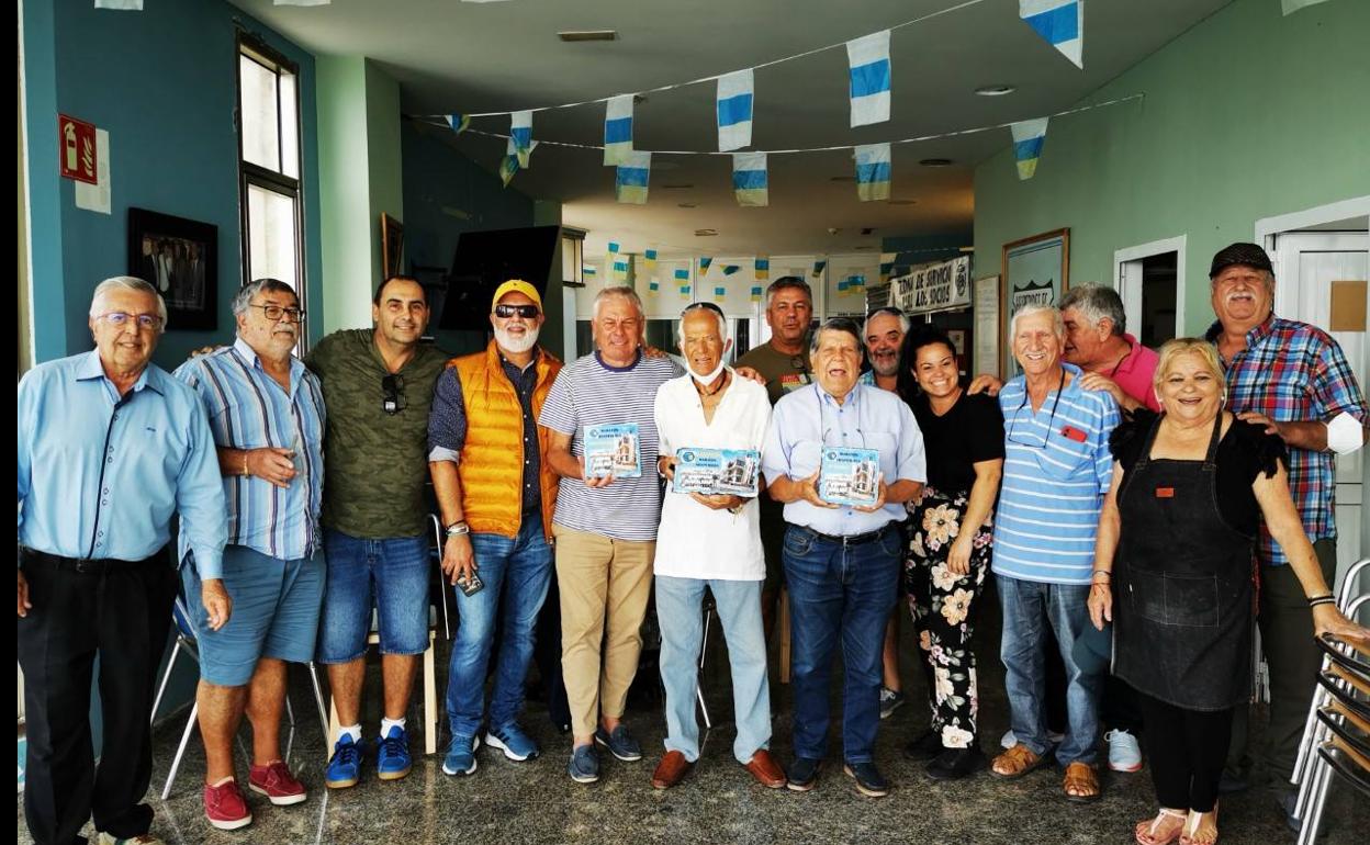 Foto de participantes y miembros del Hespérides tras el evento. 