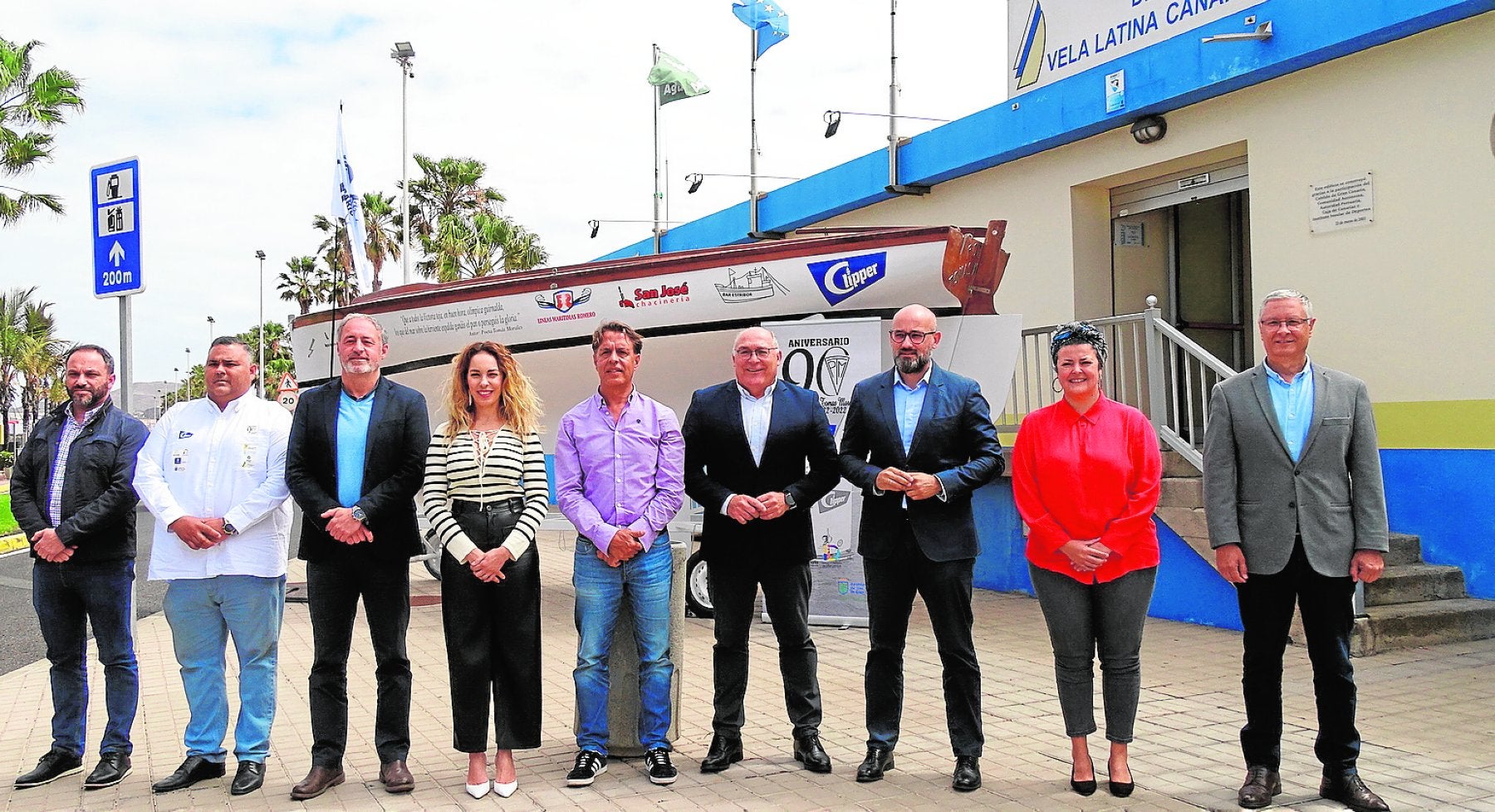 El bote Tomás Morales, junto a su presidente, autoridades y patrocinadores, durante el acto de este miércoles en la Federación de Vela Latina. 